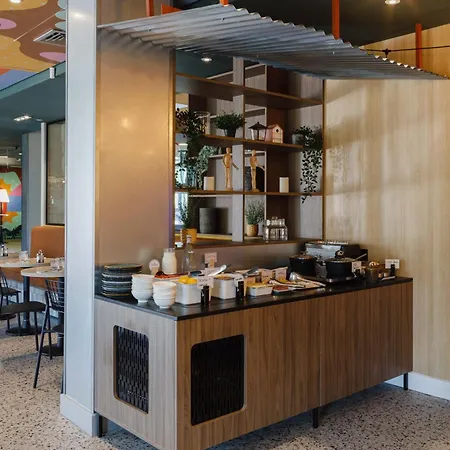 Ibis Lyon Est ホテル